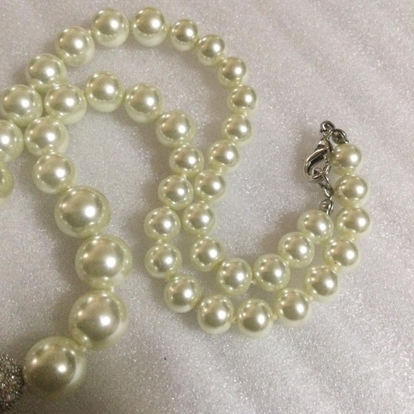 Graduated Pearl and Rhinestone Necklace - Picture 3 of 3